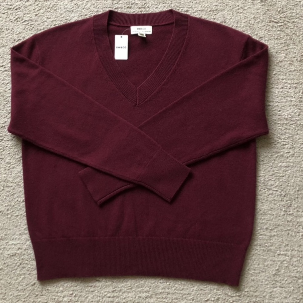 RW&CO. 100% Merino Wool V-Neck Sweater.NWT.